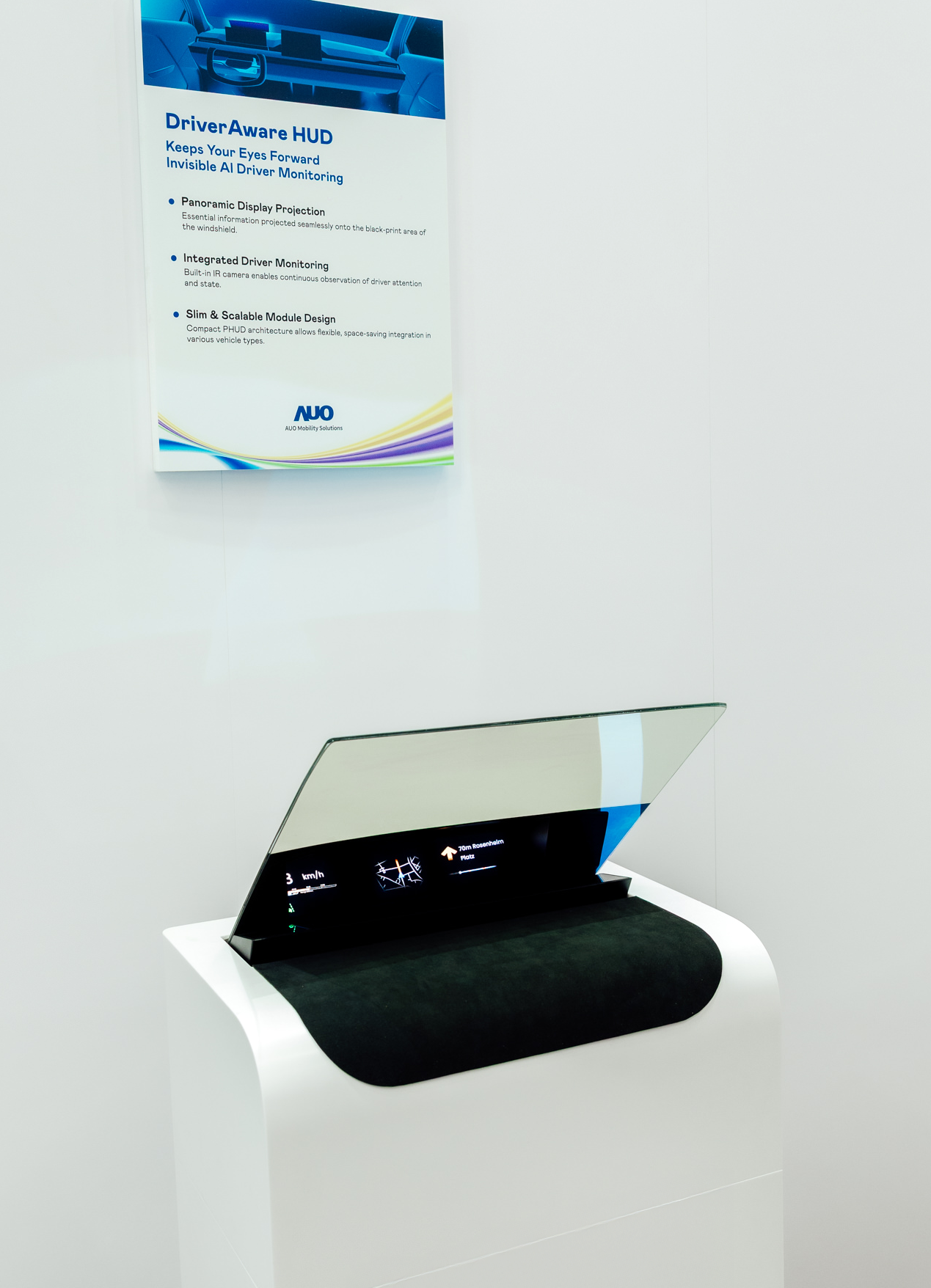 DriverAware HUD结合抬头显示器与隐藏式红外线摄影机，将车速、导航及警示讯息投影于挡风玻璃上，完美对齐驾驶目不离路的视线，同时，透过AI 监控驾驶注意力以提升安全性。